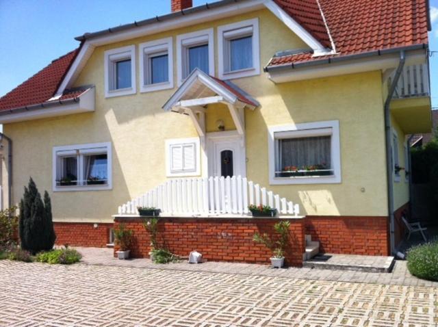 Gyoergyi Haus Hotel Bük Екстериор снимка
